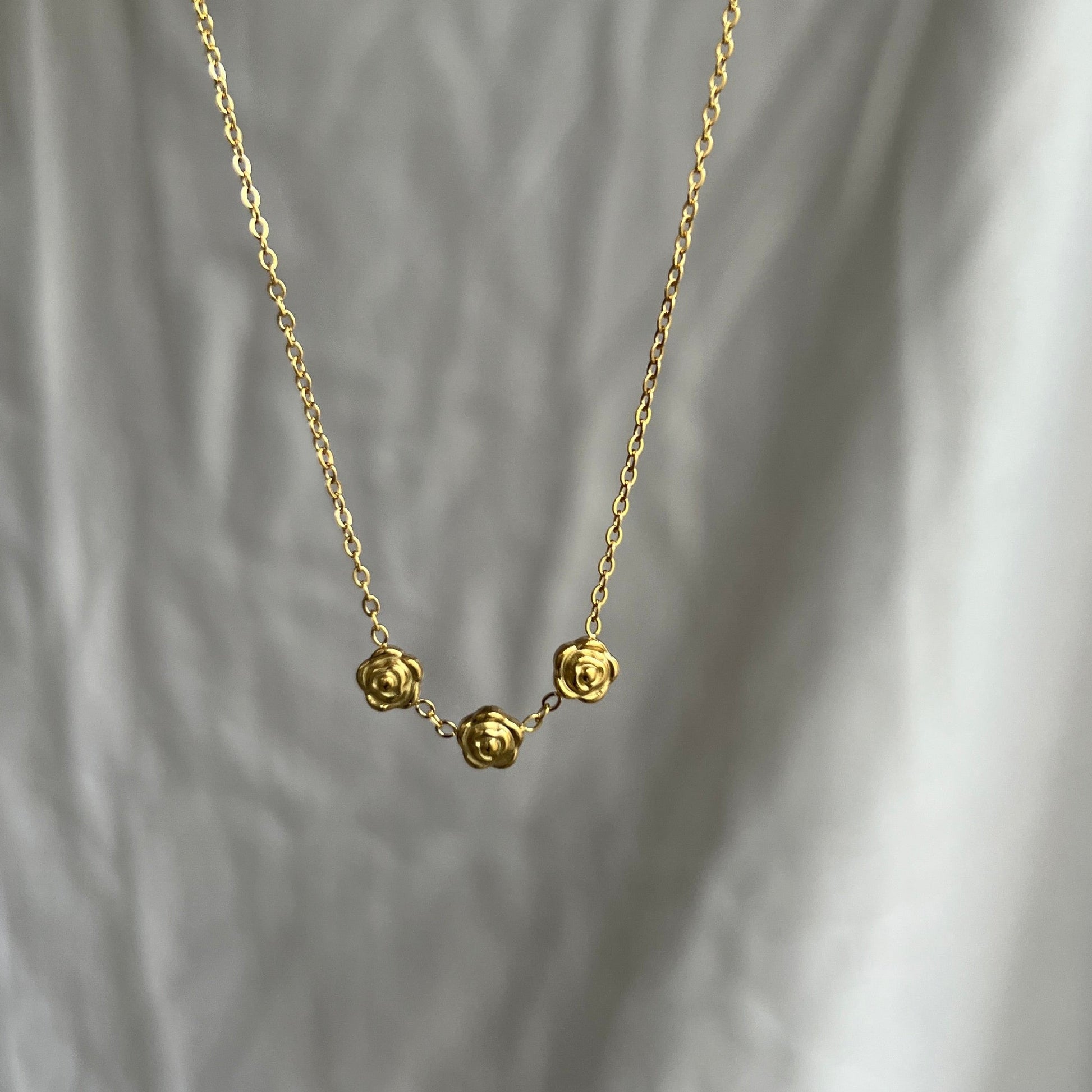 Dainty rose necklace in gold