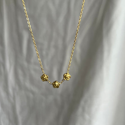 Dainty rose necklace in gold