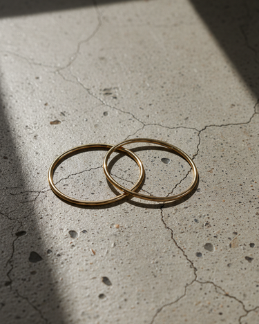 Designed to fit the natural oval shape of the wrist for a comfortable fit.